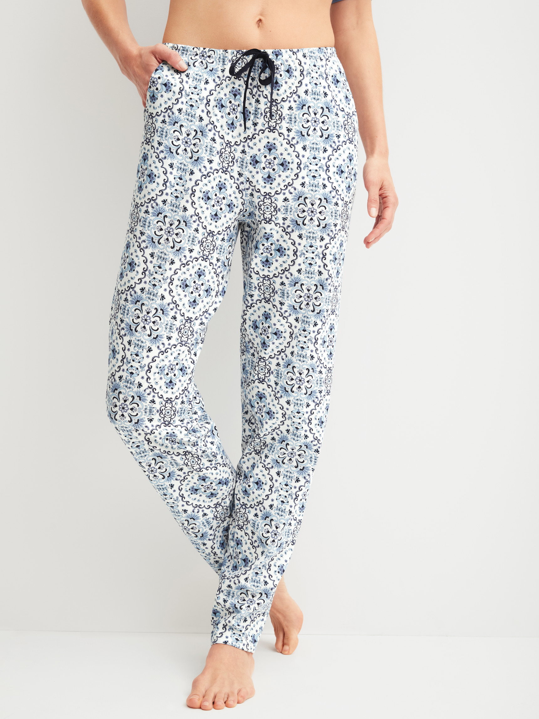 Damen-Model trägt Pyjamahose mit Seitentaschen aus 100% Baumwolle in Blau, Gemustert aus Serie Favourites Tiles von CALIDA, Vorderansicht