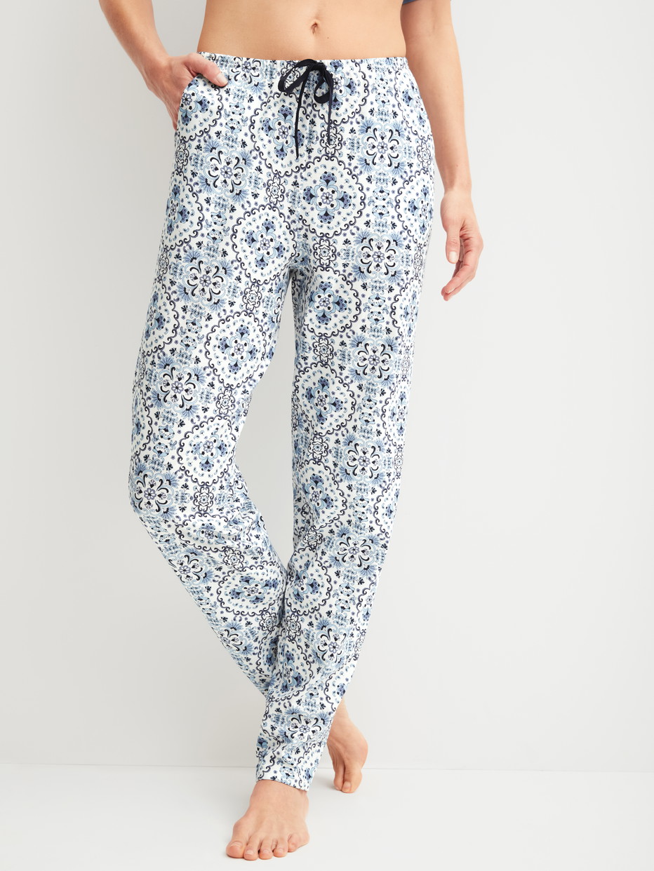 Damen-Model trägt Pyjamahose mit Seitentaschen aus 100% Baumwolle in Blau, Gemustert aus Serie Favourites Tiles von CALIDA, Vorderansicht