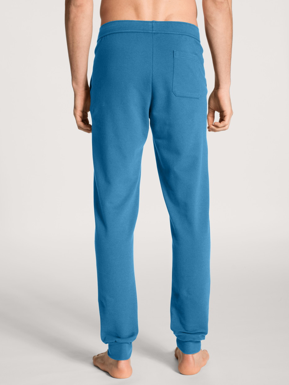 Le mannequin Homme porte le/la Pantalon de jogging avec poches latérales en Coton de couleur Bleu, Unicolore, de la série Remix Xtra de CALIDA, Vue arrière