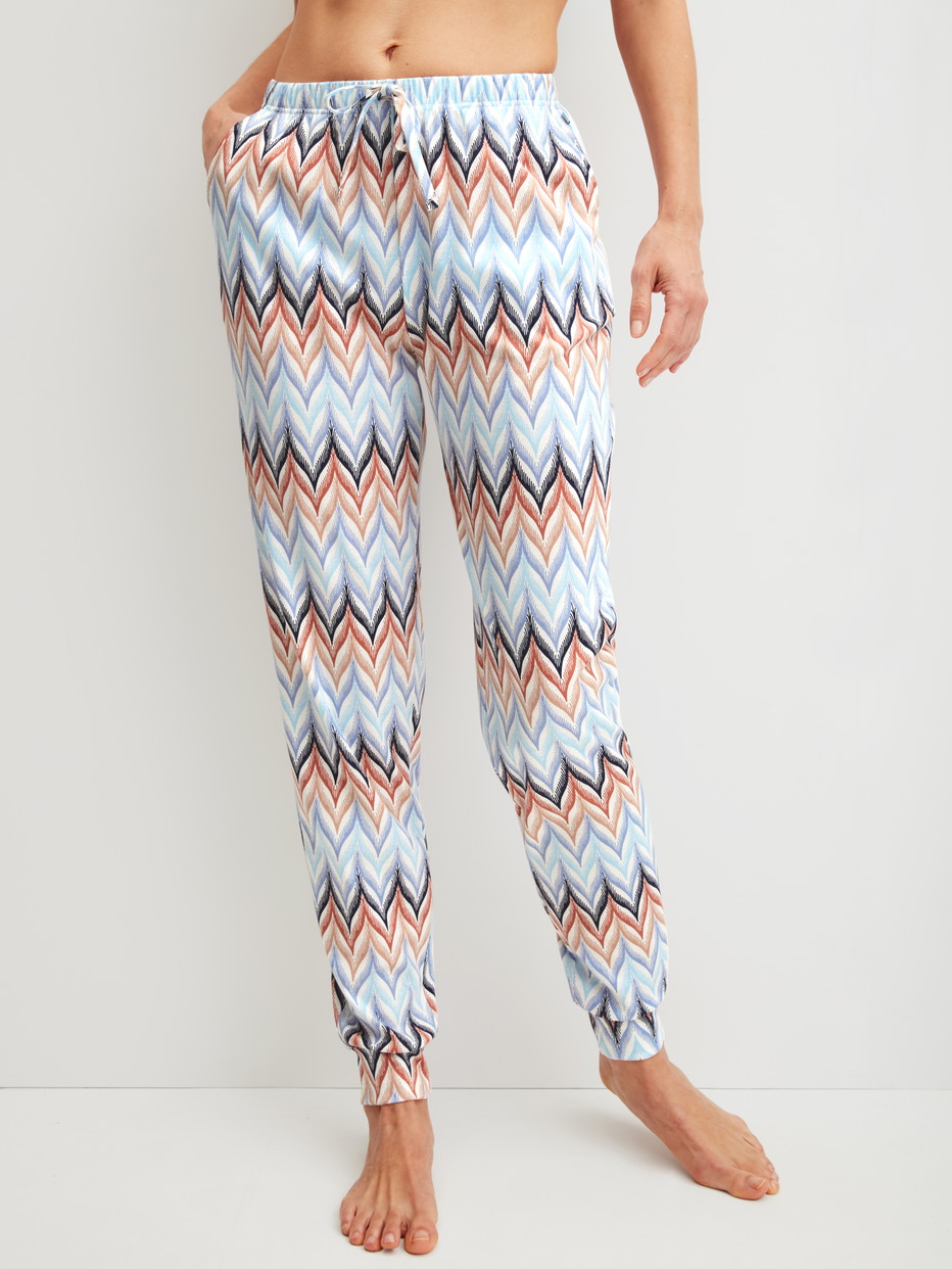 Damen-Model trägt Pyjamahose mit Bündchen aus 100% Baumwolle in Blau, Gemustert aus Serie Favourites Tiles von CALIDA, Vorderansicht