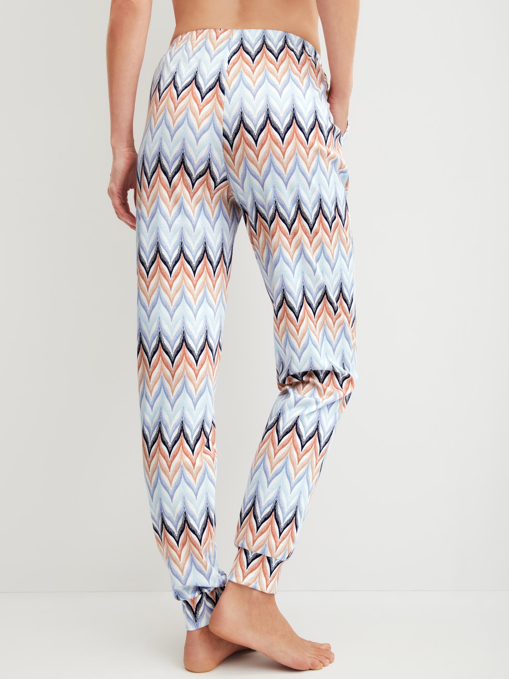 Damen-Model trägt Pyjamahose mit Bündchen aus 100% Baumwolle in Blau, Gemustert aus Serie Favourites Tiles von CALIDA, Rückansicht