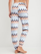 Damen-Model trägt Pyjamahose mit Bündchen aus 100% Baumwolle in Blau, Gemustert aus Serie Favourites Tiles von CALIDA, Rückansicht