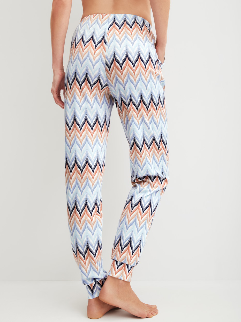 Damen-Model trägt Pyjamahose mit Bündchen aus 100% Baumwolle in Blau, Gemustert aus Serie Favourites Tiles von CALIDA, Rückansicht