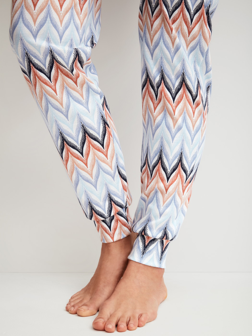 Damen-Model trägt Pyjamahose mit Bündchen aus 100% Baumwolle in Blau, Gemustert aus Serie Favourites Tiles von CALIDA, Detail