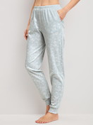 Damen-Model trägt Pyjamahose mit Bündchen aus 100% Baumwolle in Blau, Gemustert aus Serie Alpine M&M von CALIDA, Vorderansicht