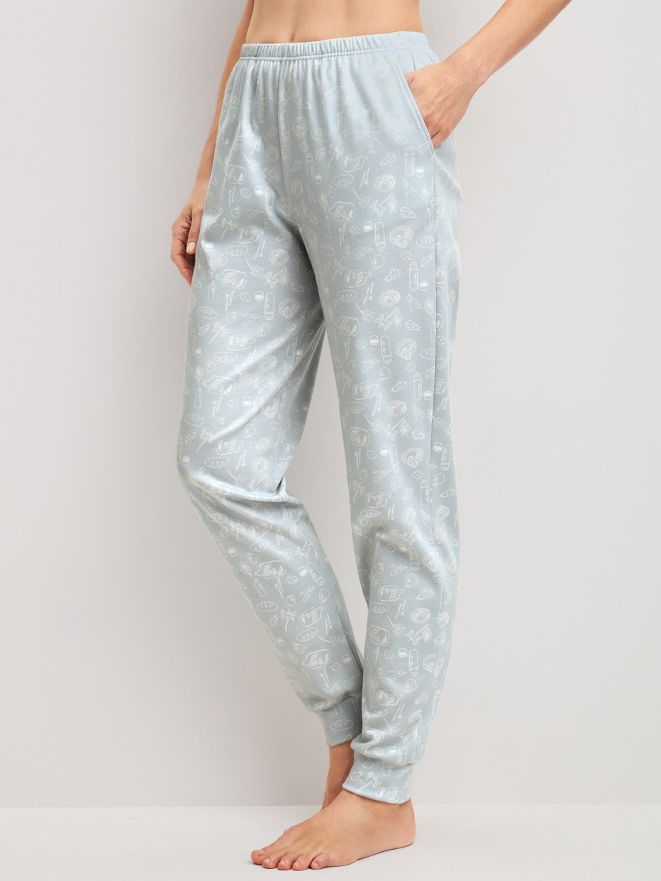 Damen-Model trägt Pyjamahose mit Bündchen aus 100% Baumwolle in Blau, Gemustert aus Serie Alpine M&M von CALIDA, Vorderansicht