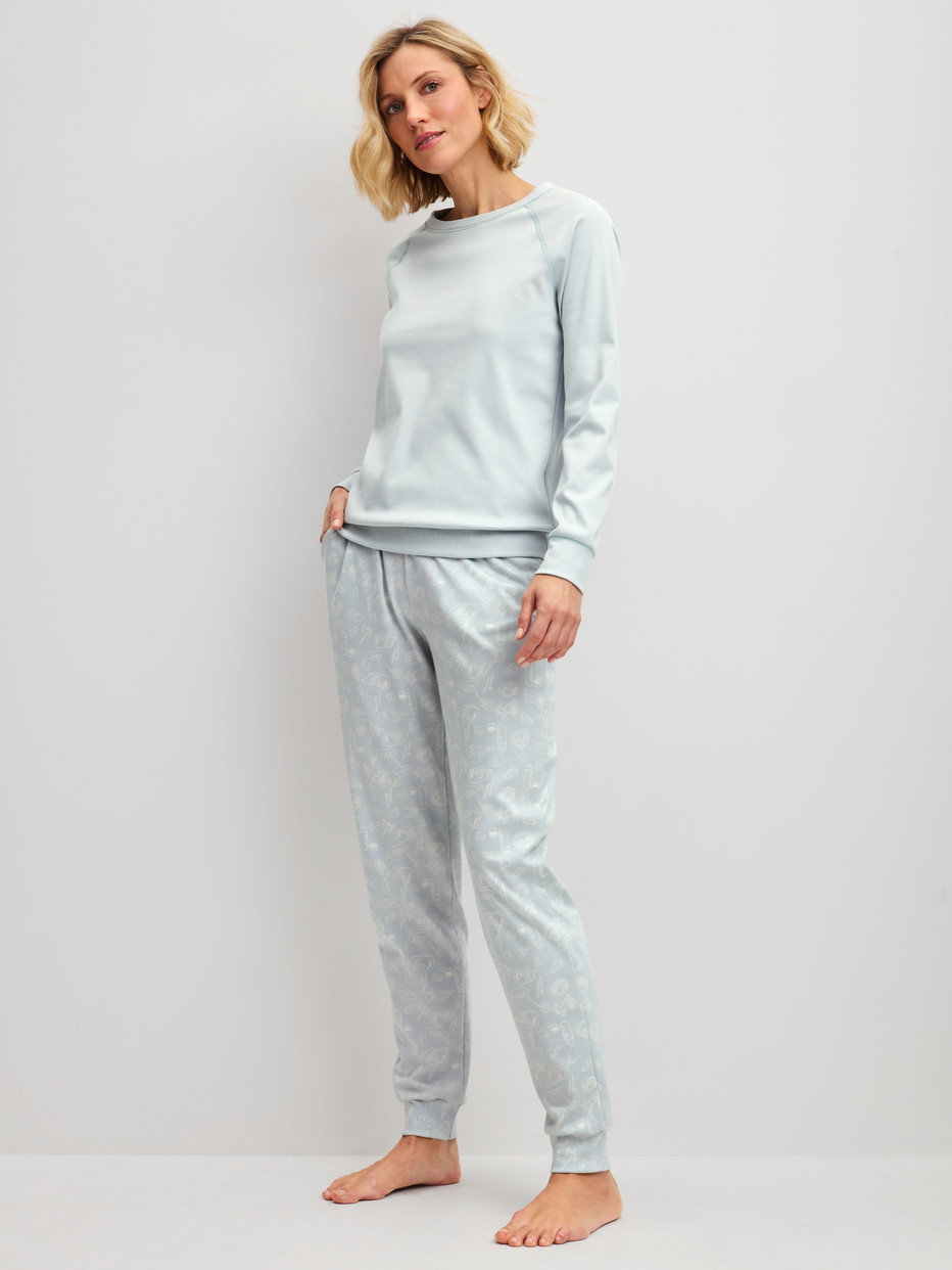 Damen-Model trägt Pyjamahose mit Bündchen aus 100% Baumwolle in Blau, Gemustert aus Serie Alpine M&M von CALIDA, Outfit