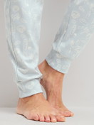 Damen-Model trägt Pyjamahose mit Bündchen aus 100% Baumwolle in Blau, Gemustert aus Serie Alpine M&M von CALIDA, Detail