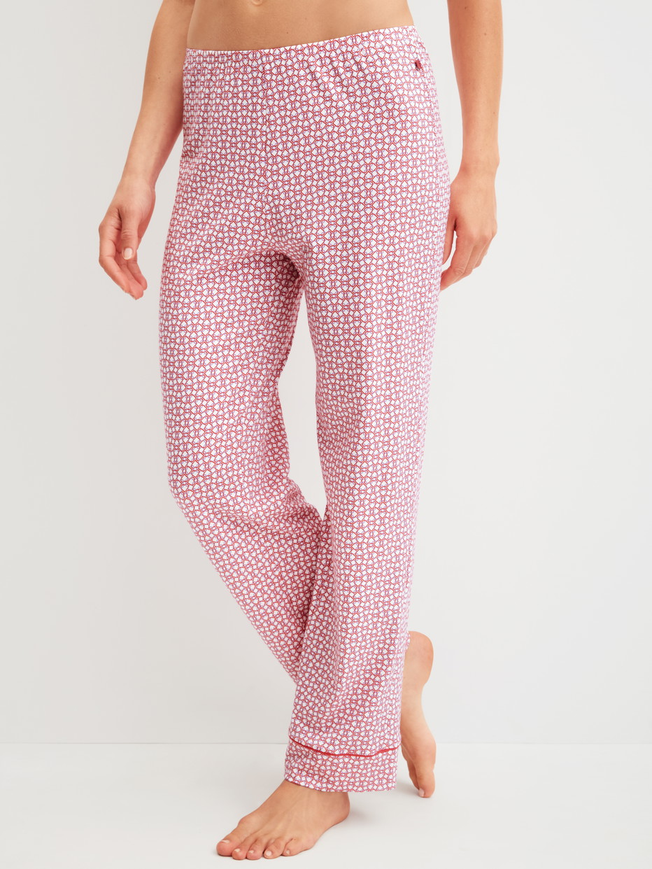 Damen-Model trägt Pyjamahose aus Baumwolle in Rosa, Gemustert aus Serie Favourites Love von CALIDA, Vorderansicht