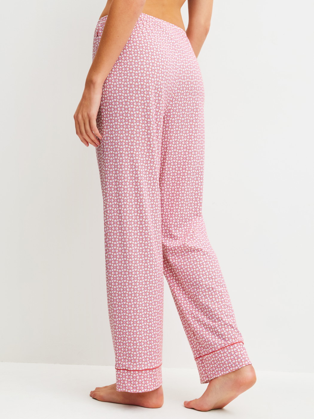 La modella / Il modello Donna indossa Pantaloni pigiama in Cotone di colore Rosa, Modello, della serie Favourites Love di CALIDA, Vista posteriore
