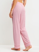 La modella / Il modello Donna indossa Pantaloni pigiama in Cotone di colore Rosa, Modello, della serie Favourites Love di CALIDA, Vista posteriore