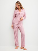 La modella / Il modello Donna indossa Pantaloni pigiama in Cotone di colore Rosa, Modello, della serie Favourites Love di CALIDA, Abbigliamento