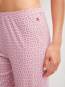 La modella / Il modello Donna indossa Pantaloni pigiama in Cotone di colore Rosa, Modello, della serie Favourites Love di CALIDA, Dettaglio