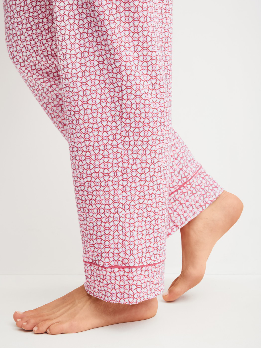 La modella / Il modello Donna indossa Pantaloni pigiama in Cotone di colore Rosa, Modello, della serie Favourites Love di CALIDA, Dettaglio