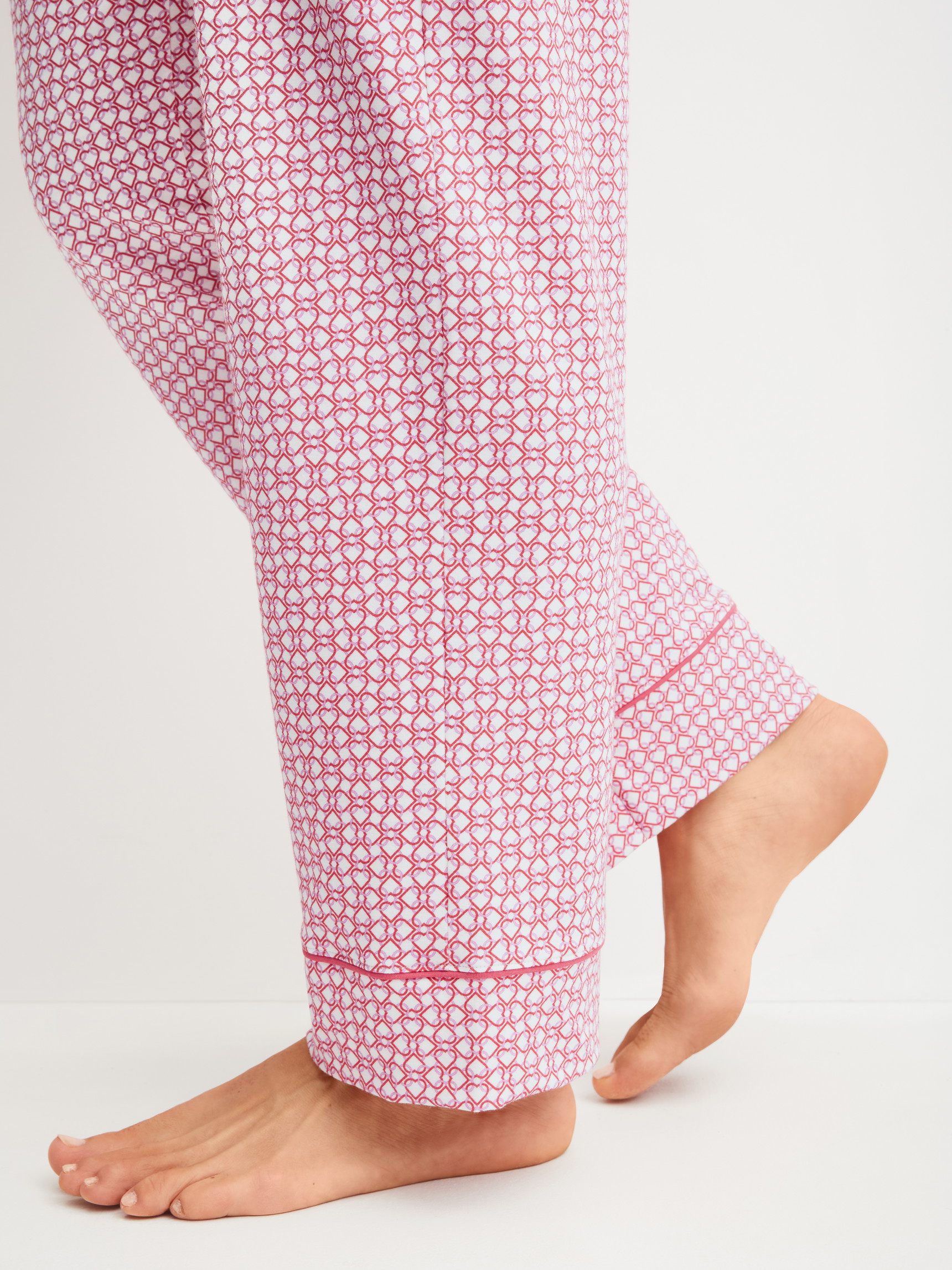 La modella / Il modello Donna indossa Pantaloni pigiama in Cotone di colore Rosa, Modello, della serie Favourites Love di CALIDA, Dettaglio