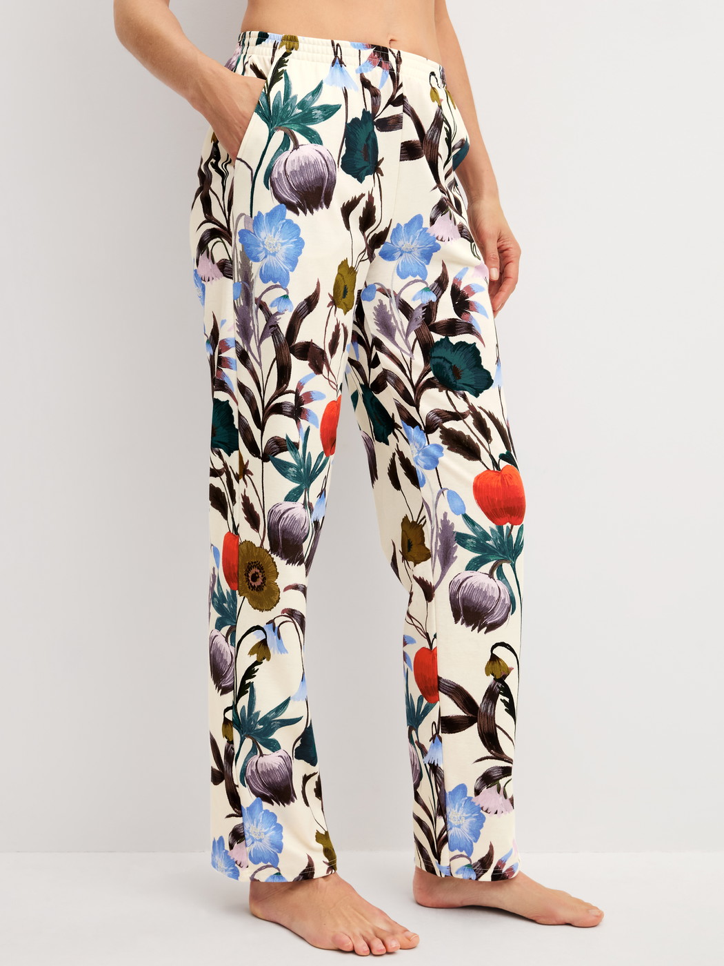 Damen-Model trägt Pyjamahose aus 100% Baumwolle in Beige, Floral aus Serie Alpine M&M von CALIDA, Vorderansicht