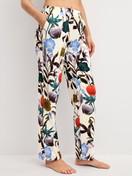 Damen-Model trägt Pyjamahose aus 100% Baumwolle in Beige, Floral aus Serie Alpine M&M von CALIDA, Vorderansicht