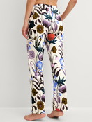 Damen-Model trägt Pyjamahose aus 100% Baumwolle in Beige, Floral aus Serie Alpine M&M von CALIDA, Rückansicht