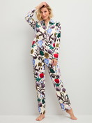 Damen-Model trägt Pyjamahose aus 100% Baumwolle in Beige, Floral aus Serie Alpine M&M von CALIDA, Outfit