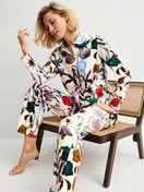 Damen-Model trägt Pyjamahose aus 100% Baumwolle in Beige, Floral aus Serie Alpine M&M von CALIDA, Zusatzbild