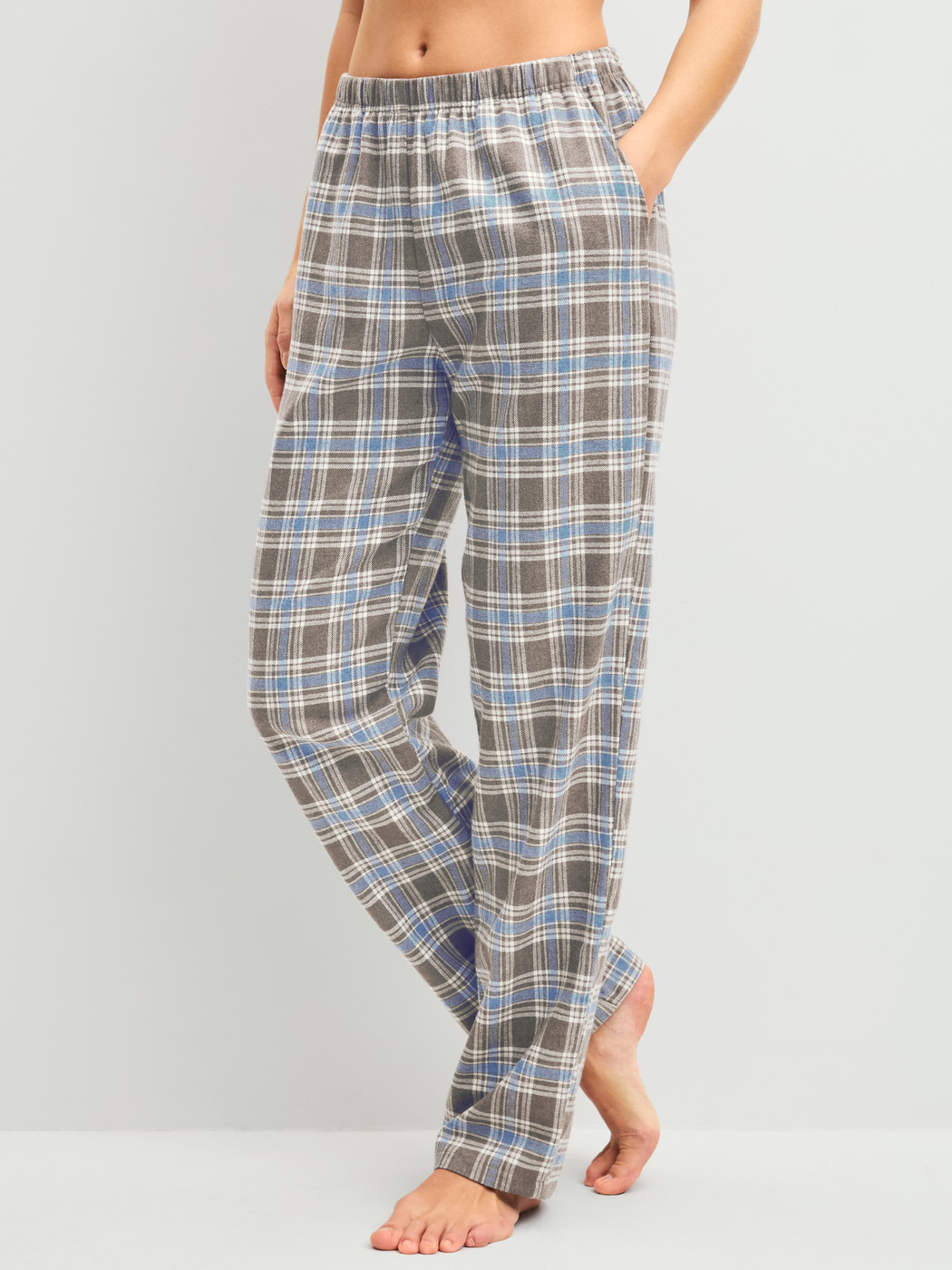 Damen-Model trägt Flannellhose mit Seitentaschen aus Baumwolle in Blau, Kariert aus Serie Alpine M&M von CALIDA, Vorderansicht