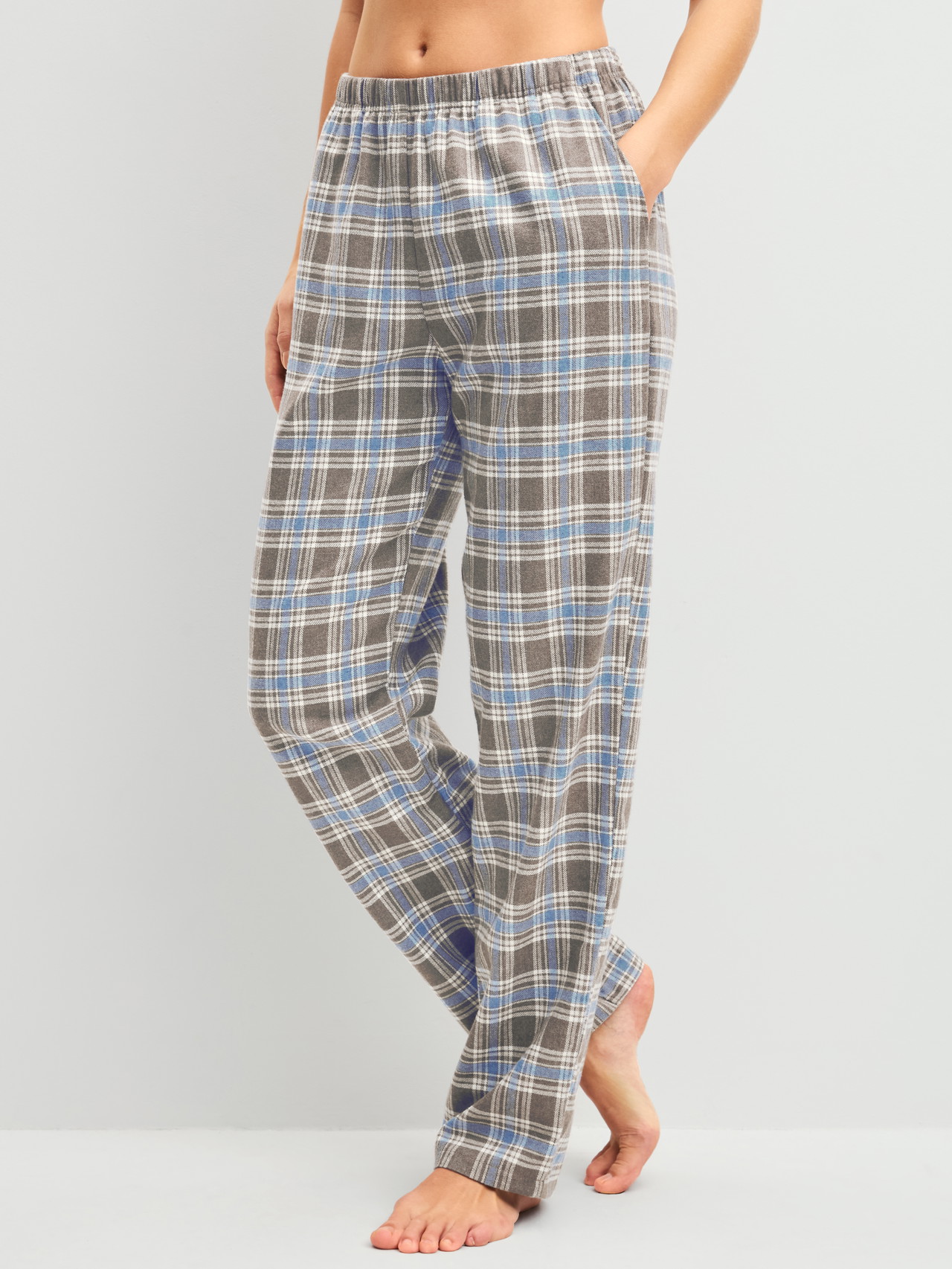 CALIDA Alpine M&M Flannellhose mit Seitentaschenfür Damen, M, Blau,Braun, Locker geschnittene Pyjamahose mit zeitlosem Karomuster