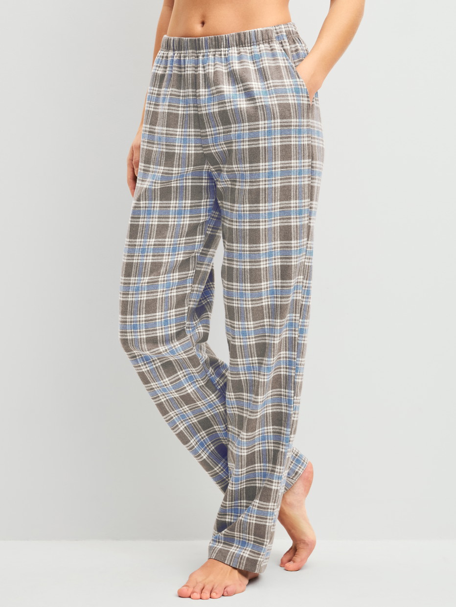 Damen-Model trägt Flannellhose mit Seitentaschen aus Baumwolle in Blau, Kariert aus Serie Alpine M&M von CALIDA, Vorderansicht