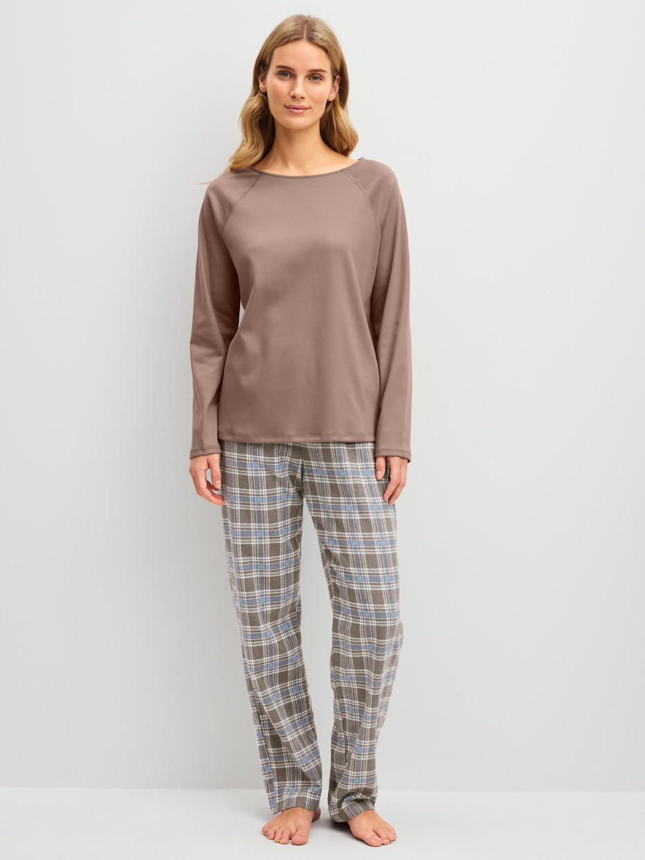 Damen-Model trägt Flannellhose mit Seitentaschen aus Baumwolle in Blau, Kariert aus Serie Alpine M&M von CALIDA, Outfit