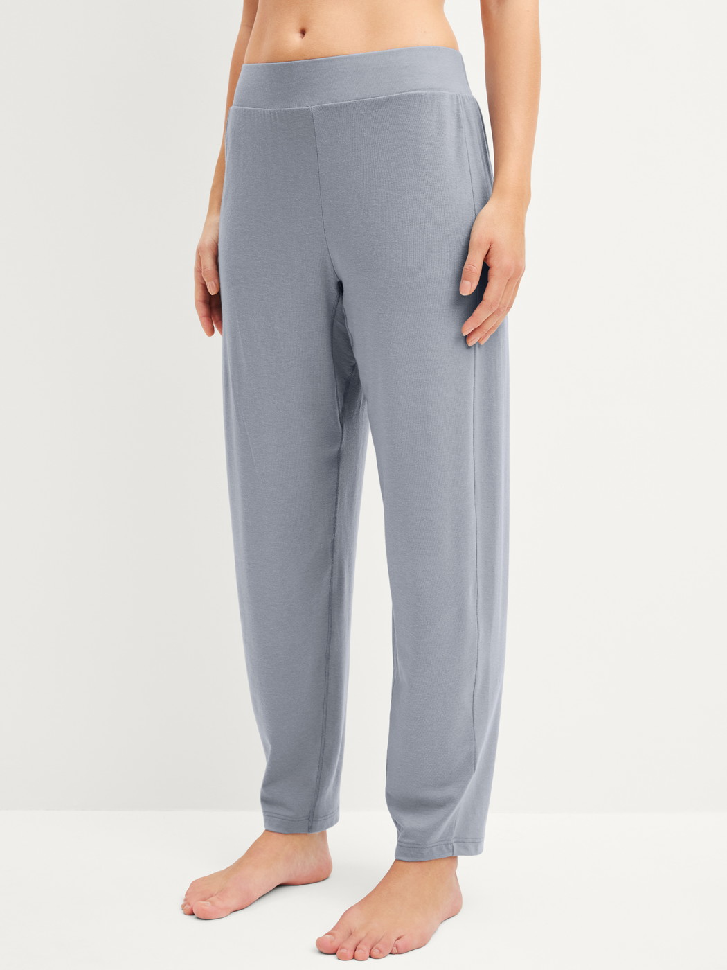 Damen-Model trägt Pyjamahose aus Lyocell in Grau, Einfarbig aus Serie DSW Warming von CALIDA, Vorderansicht