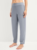 Damen-Model trägt Pyjamahose aus Lyocell in Grau, Einfarbig aus Serie DSW Warming von CALIDA, Vorderansicht