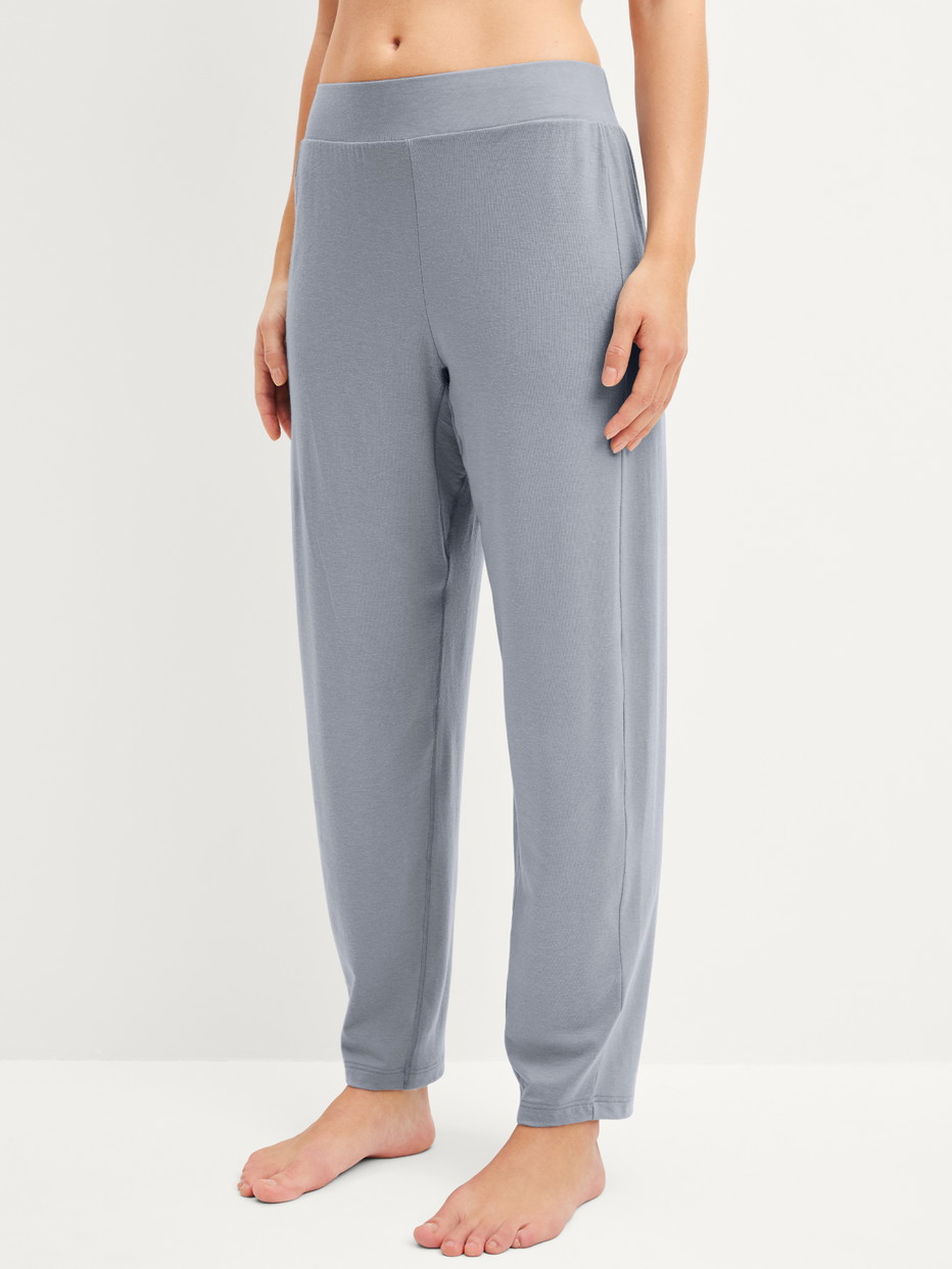Damen-Model trägt Pyjamahose aus Lyocell in Grau, Einfarbig aus Serie DSW Warming von CALIDA, Vorderansicht