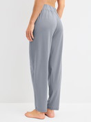 Damen-Model trägt Pyjamahose aus Lyocell in Grau, Einfarbig aus Serie DSW Warming von CALIDA, Rückansicht