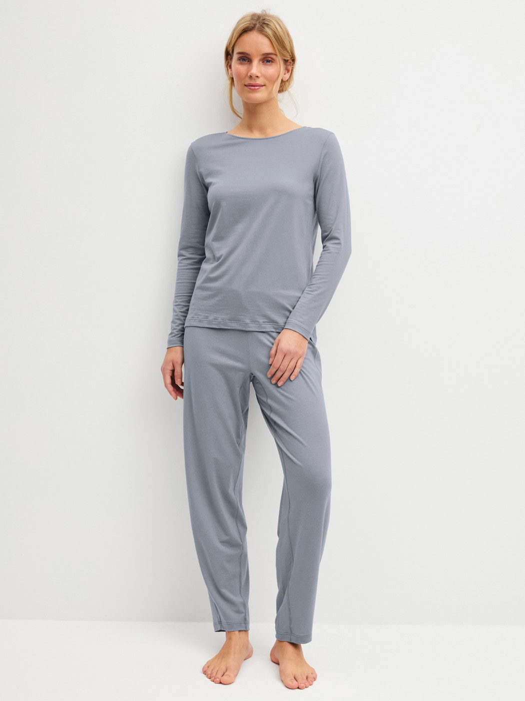 Damen-Model trägt Pyjamahose aus Lyocell in Grau, Einfarbig aus Serie DSW Warming von CALIDA, Outfit