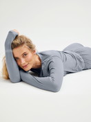 Damen-Model trägt Pyjamahose aus Lyocell in Grau, Einfarbig aus Serie DSW Warming von CALIDA, Zusatzbild
