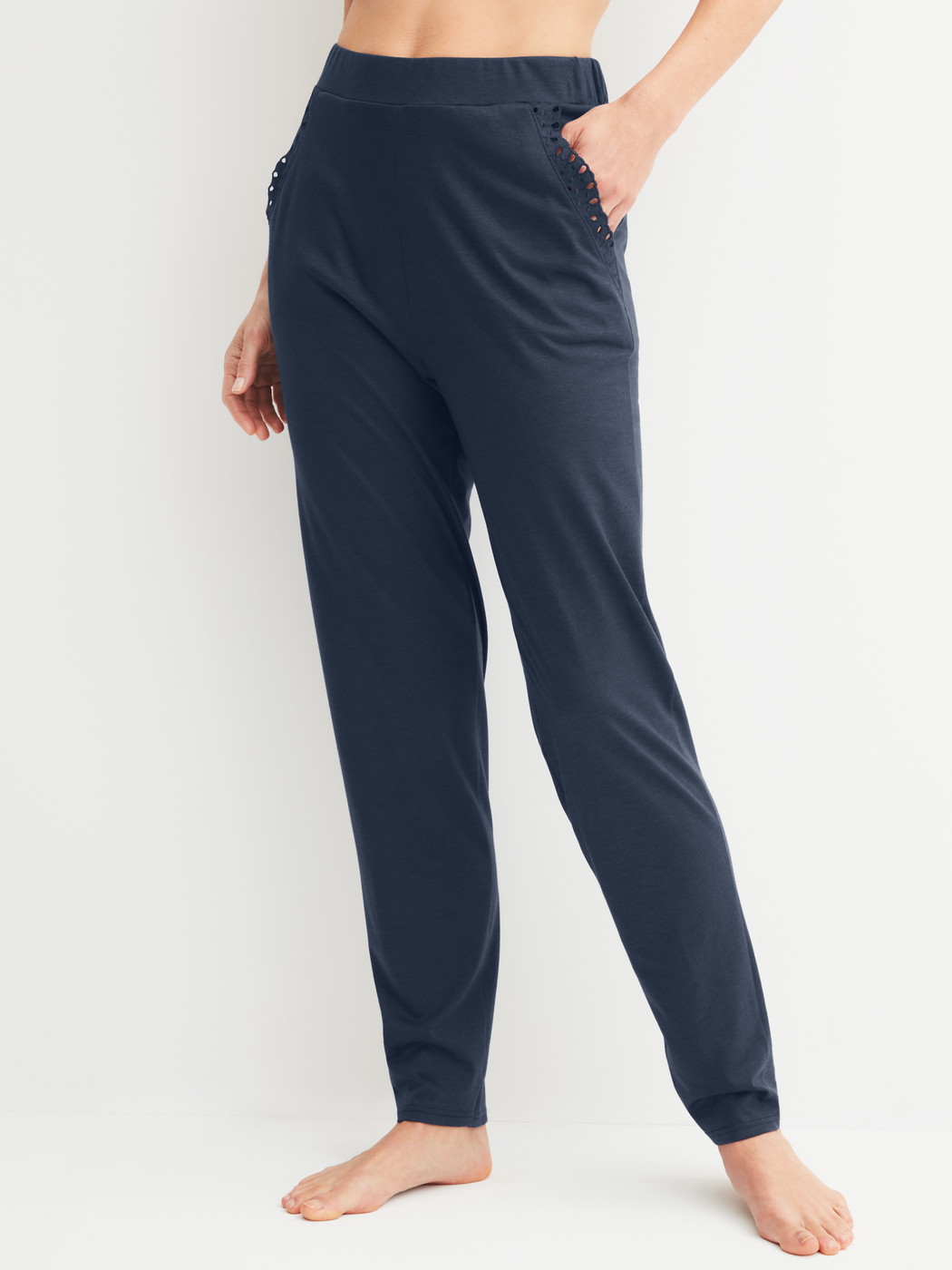 Le mannequin Femme porte le/la Pantalon de pyjama avec ourlets en Coton de couleur Bleu, Unicolore, de la série Favourites Tiles de CALIDA, Vue de face