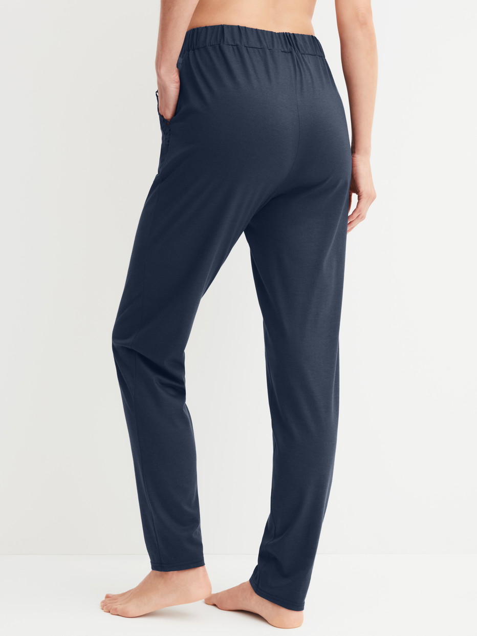 Damen-Model trägt Pyjamahose mit Bündchen aus Baumwolle in Blau, Einfarbig aus Serie Favourites Tiles von CALIDA, Rückansicht