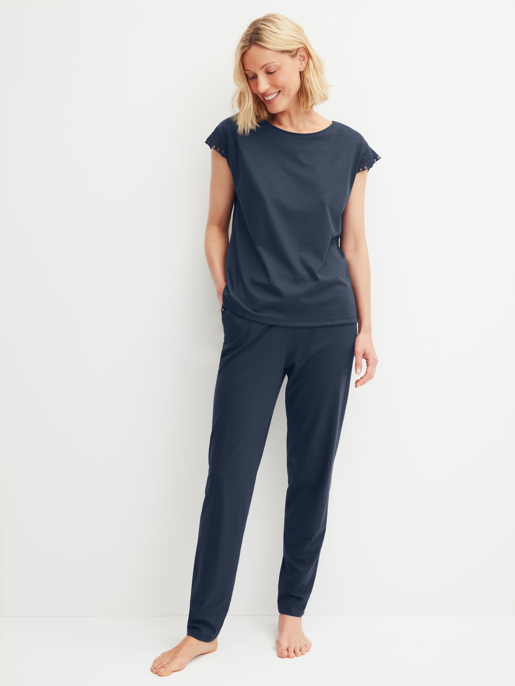 Le mannequin Femme porte le/la Pantalon de pyjama avec ourlets en Coton de couleur Bleu, Unicolore, de la série Favourites Tiles de CALIDA, Tenue