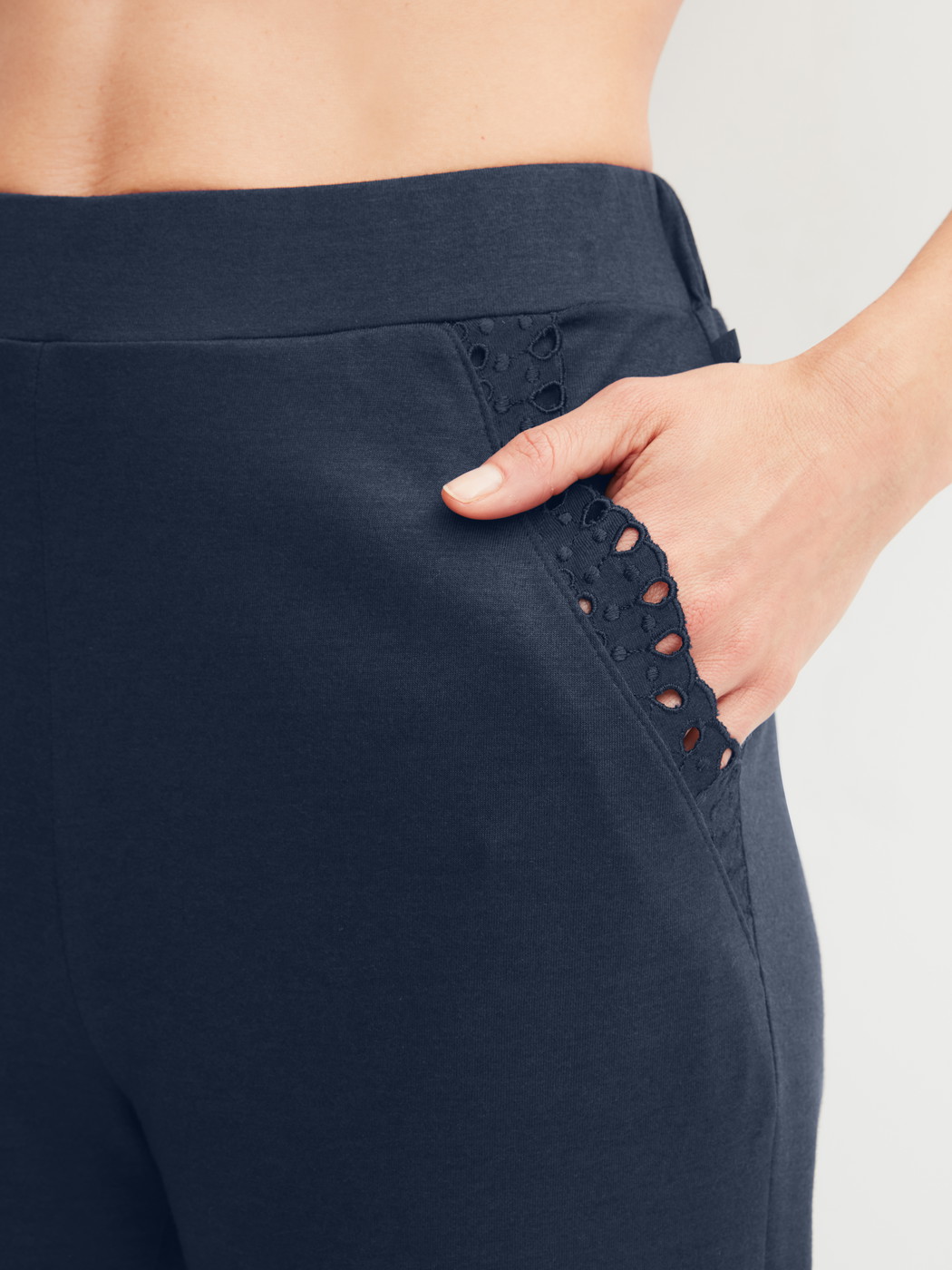 Le mannequin Femme porte le/la Pantalon de pyjama avec ourlets en Coton de couleur Bleu, Unicolore, de la série Favourites Tiles de CALIDA, Détail