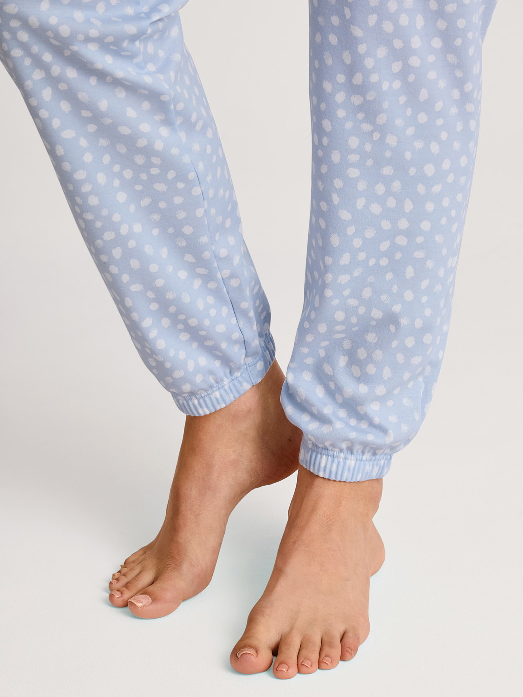 Women model is wearing Pyjama bottom with cuffs made of 100% Cotton in Blue, Patterned from the Favourites Sleep series by CALIDA, Detail