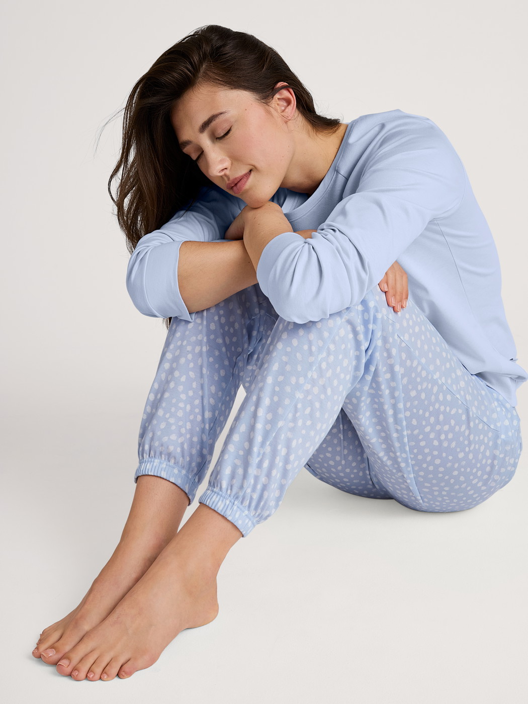 Women model is wearing Pyjama bottom with cuffs made of 100% Cotton in Blue, Patterned from the Favourites Sleep series by CALIDA, Additional Image