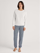 Le mannequin Femme porte le/la Bas de pyjama avec poignets en 100% coton de couleur Bleu, Floral, de la série Favourites Sleep de CALIDA, Tenue