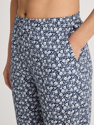 Le mannequin Femme porte le/la Bas de pyjama avec poignets en 100% coton de couleur Bleu, Floral, de la série Favourites Sleep de CALIDA, Détail
