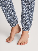 Le mannequin Femme porte le/la Bas de pyjama avec poignets en 100% coton de couleur Bleu, Floral, de la série Favourites Sleep de CALIDA, Image supplémentaire