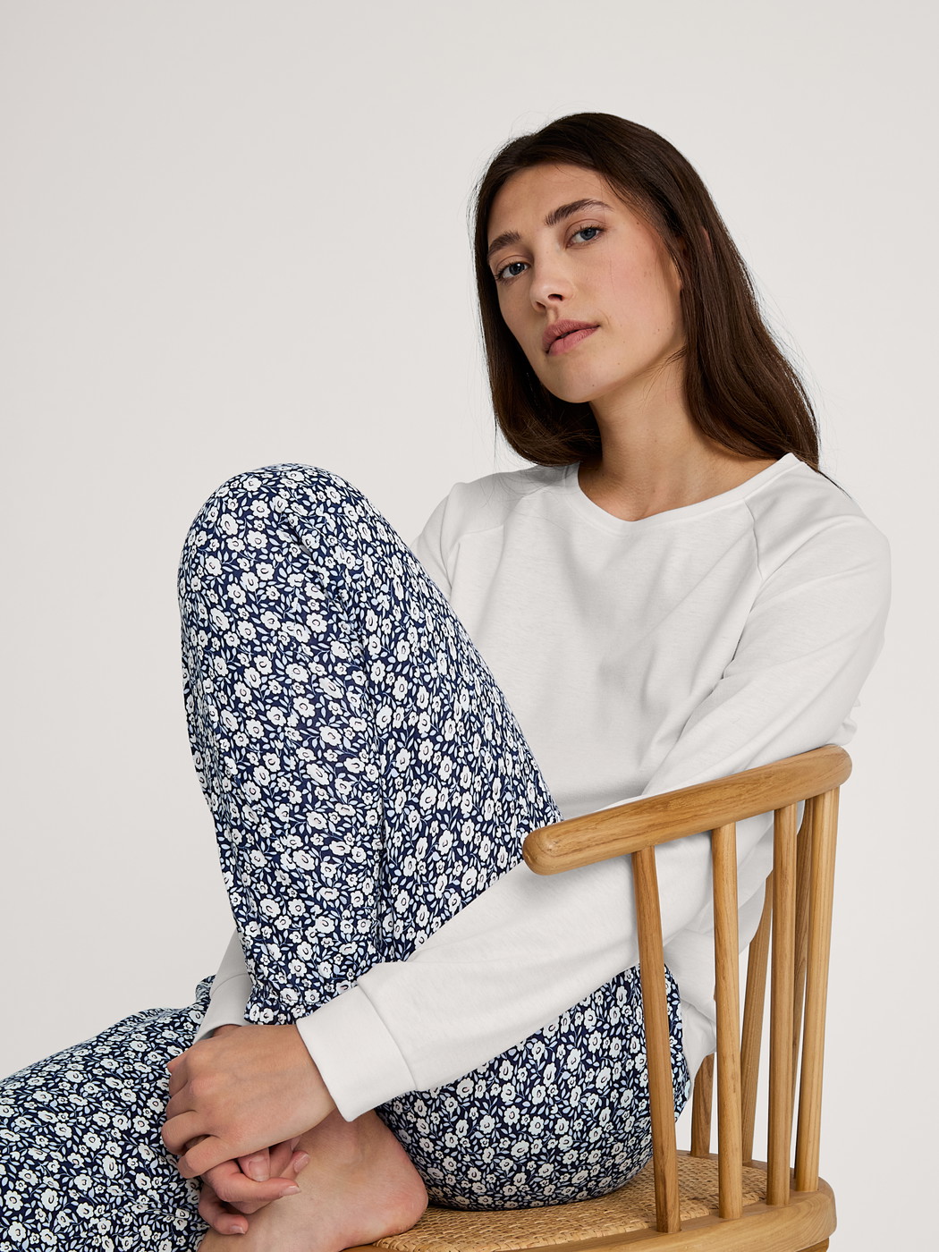 Le mannequin Femme porte le/la Bas de pyjama avec poignets en 100% coton de couleur Bleu, Floral, de la série Favourites Sleep de CALIDA, Image supplémentaire