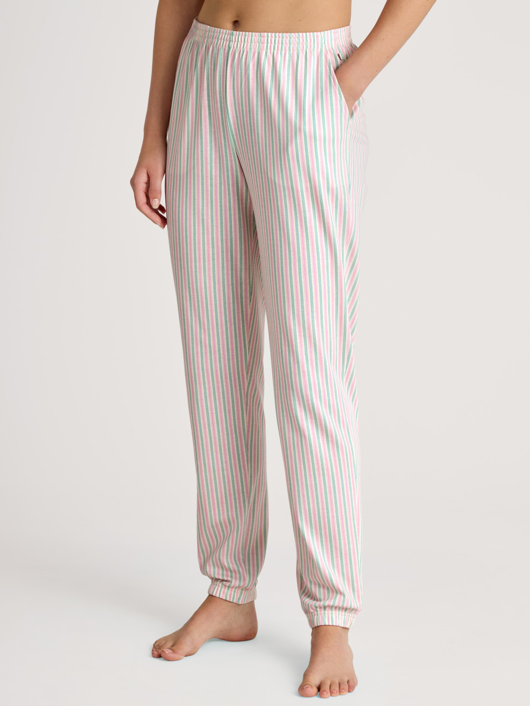 La modella / Il modello Donna indossa Pantaloni pigiama con polsini in 100% cotone di colore Turchese, A righe, della serie Favourites Botanic di CALIDA, Vista frontale