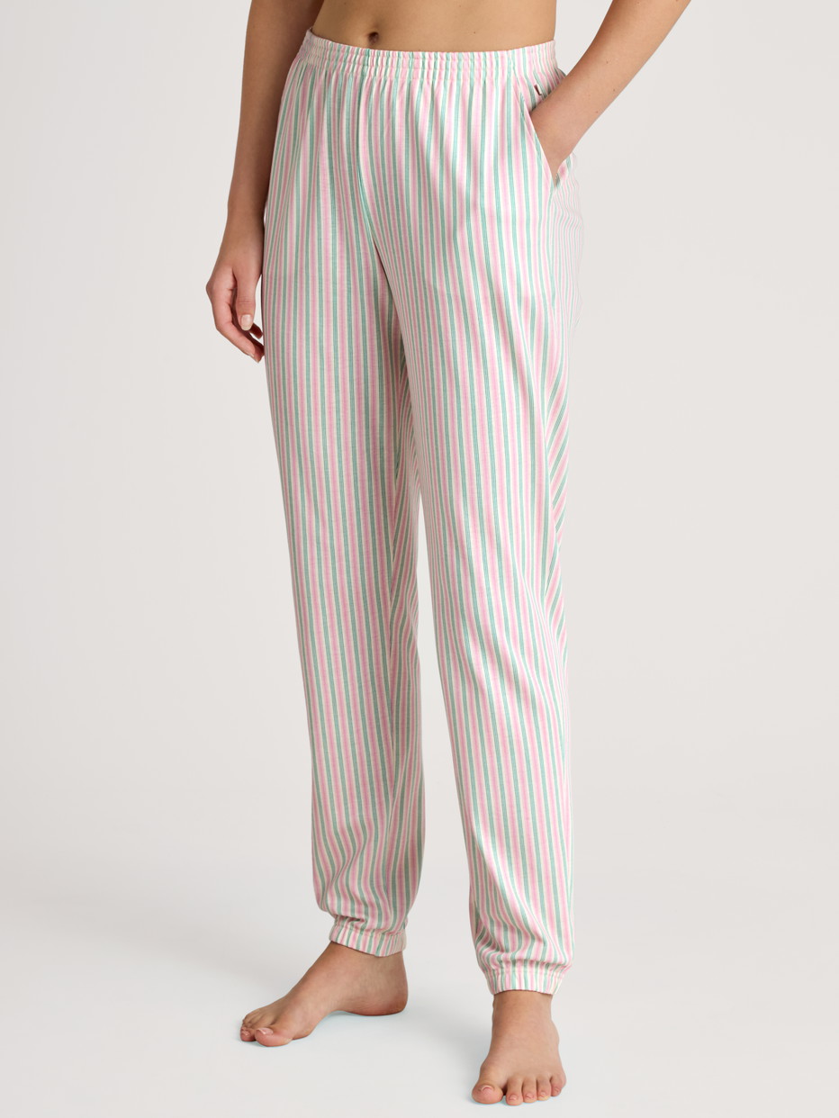 Damen-Model trägt Pyjamahose mit Bündchen aus 100% Baumwolle in Türkis, Gestreift aus Serie Favourites Botanic von CALIDA, Vorderansicht