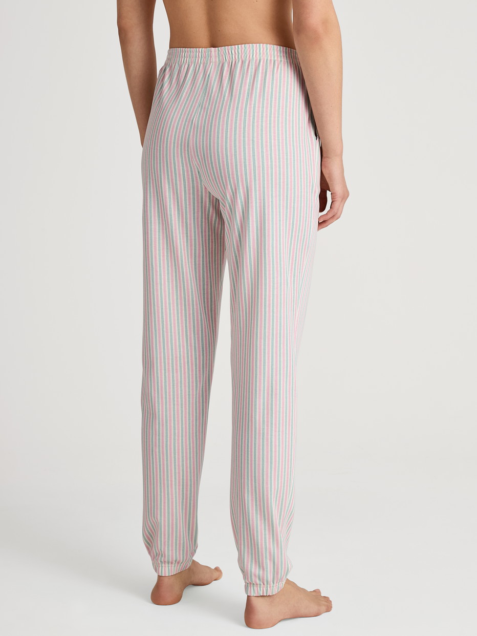 Damen-Model trägt Pyjamahose mit Bündchen aus 100% Baumwolle in Türkis, Gestreift aus Serie Favourites Botanic von CALIDA, Rückansicht