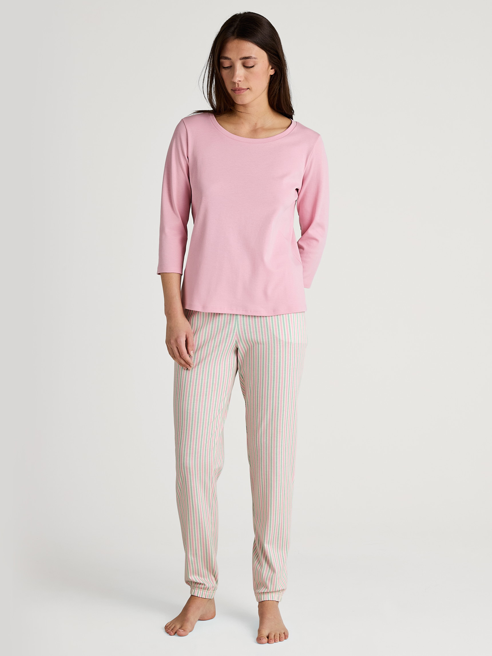 Le mannequin Femme porte le/la Bas de pyjama avec poignets en 100% coton de couleur Turquoise, Rayée, de la série Favourites Botanic de CALIDA, Tenue