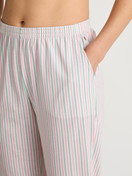 La modella / Il modello Donna indossa Pantaloni pigiama con polsini in 100% cotone di colore Turchese, A righe, della serie Favourites Botanic di CALIDA, Dettaglio