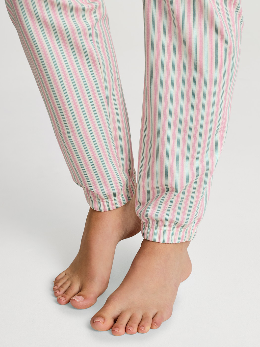 La modella / Il modello Donna indossa Pantaloni pigiama con polsini in 100% cotone di colore Turchese, A righe, della serie Favourites Botanic di CALIDA, Immagine aggiuntiva